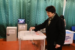 Глава администрации Чернянского района Татьяна Круглякова проголосовала на избирательном участке