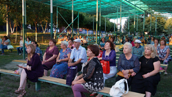 Коллективы поселкового Дома культуры выступили с отчётным концертом в парке Чернянки
