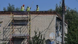 Строители приступили к ремонту крыши дома по улице Магистральной в Чернянке