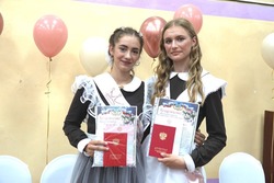 Карина Ефименко и Карина Заруднева получили аттестаты об окончании 9 классов с отличием