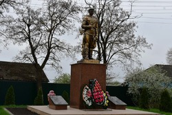 Чернянские единороссы навели порядок у памятника советским воинам на Первомайской