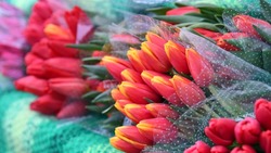 Чернянские мужчины порадовали своих любимых цветочными букетами к празднику