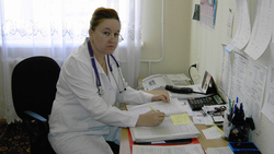 Администрация чернянской ЦРБ поздравила с юбилеем врача-педиатра Ирину Власенко