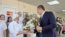 Вячеслав Гладков поздравил сотрудниц госпиталя в преддверии Международного женского дня
