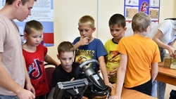 Отдыхающие в чернянском оздоровительном центре «Орбита» дети познакомились с важными профессиями
