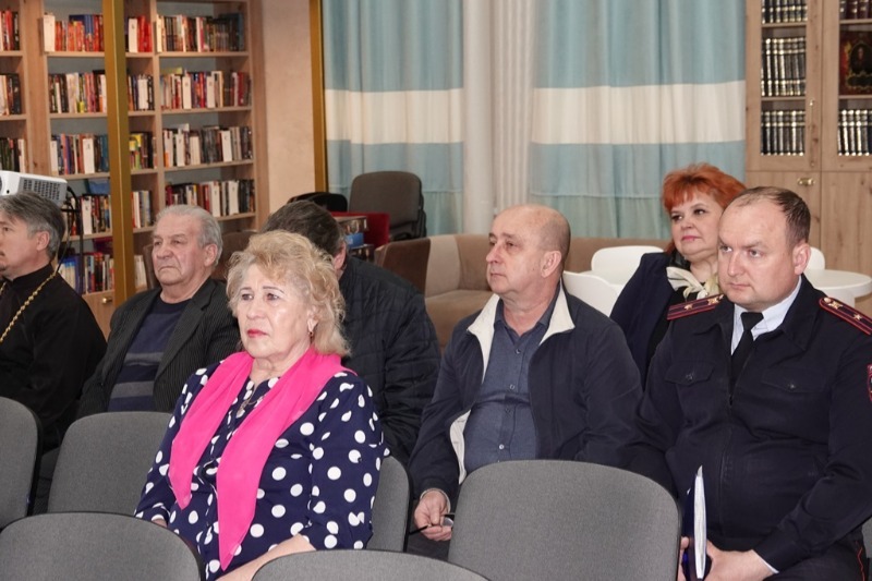 Правоохранители и общественники Чернянки провели совместное заседание