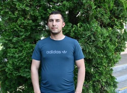 Портрет старшего смены торгового дома «Аргесс» Андрея Брыткова занесён на районную Доску почёта