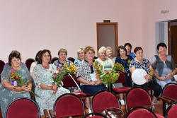 Заведующая холковским клубом-библиотекой Алла Бычкова организовала вечер-воспоминание ко Дню знаний