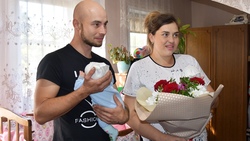 Глава администрации Татьяна Круглякова поздравила Жиловых из Петропавловки с двойней
