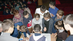 Представители ездоченской администрации отметили Благодарностями активных волонтёров села