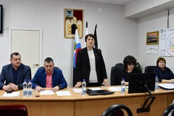 Председатель Муниципального совета Чернянского района Марина Чуб повела заседание 49-й сессии