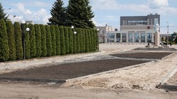 Строители ведут укладку новой тротуарной плитки в центре Чернянки