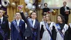 Выпускники поселковой школы №4 поблагодарили своих наставников и родителей за терпение и знания