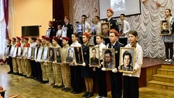 Главный редактор «Приосколья» Татьяна Санькова передала в школу № 1 портреты выпускников 1941 года
