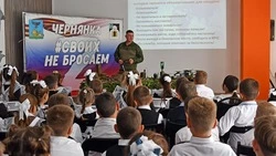 Военнослужащие противоминного центра провели для чернянских школьников занятия по безопасности