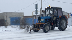 Коммунальщики Чернянского района продолжили расчищать снег на дорогах муниципалитета