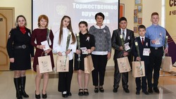Юные чернянцы получили свои первые паспорта в День флага Белгородской области