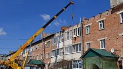 Строители приступили к капремонту крыши многоквартирного дома по улице Орджоникидзе в Чернянке
