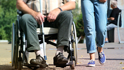 Законодатели установили штраф за отказ в обслуживании инвалида или пожилого человека