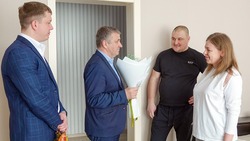 Руководитель муниципалитета Сергей Морозов поздравил чернянскую семью Дворцевых с рождением сыновей
