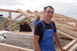 Строители ведут капремонт крыш домов в Чернянке