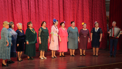 Участники кинолектория «Серебряная пора» поздравили чернянских женщин с Днём матери