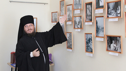 Чернянские школьники первыми оценили выставку фоторабот монаха Илии в краеведческом музее