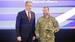 Вячеслав Гладков вручил чернянцу Олегу Коломийцу премию Николая Ивановича Рыжкова «Созидание»