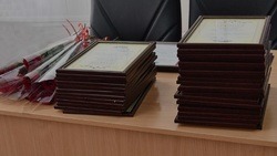 Глава администрации Чернянского района Татьяна Круглякова вручила награды строителям