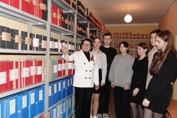 Старшеклассники чернянской школы №1 побывали на экскурсии в районном архиве