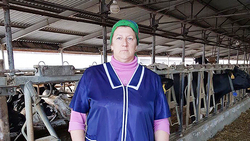 Доярка Аделина Карабанова из Кочегур надоила 340 тонн молока за полгода