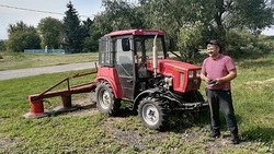 Жители хутора Петровский поблагодарили механизатора Владимира Холодова за труд