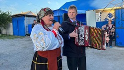 Жители улицы Центральной села Малотроицкое весело с музыкой и песней встретили лето