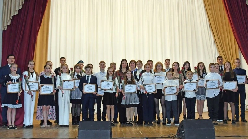 40 юных чернянцев стали обладателями именных стипендий главы округа