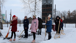Волонтёры из села Малотроицкое навели порядок на братской могиле