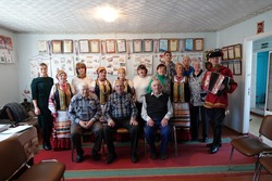 Захаровский фольклорный ансамбль «Прялица» выступил в ДеДском саду для пожилых людей