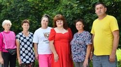 Работники службы благоустройства завершают высадку цветов в посёлке