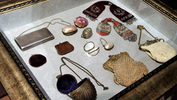 Белгородский художественный музей представил выставку «Дамская сумочка»