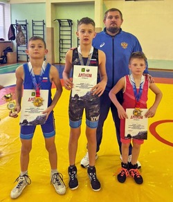 Юные спортсмены из чернянского отделения ДОСААФ стали призёрами областного турнира по вольной борьбе