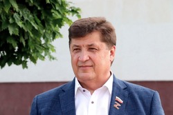 Председатель областной Думы Юрий Клепиков поздравил чернянских школьников с окончанием учебного года