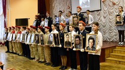 Главный редактор «Приосколья» Татьяна Санькова передала в школу № 1 портреты выпускников 1941 года