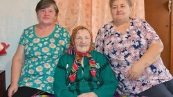 Жительница Орлика Мария Павловна Цыганкова приняла поздравления с юбилеем в кругу родных