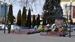 Чернянцы возложили цветы к памятникам в День защитника Отечества