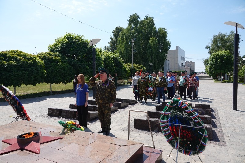 Чернянцы возложили цветы к памятнику воинам-интернационалистам в День пограничника