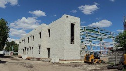 Строители завершили возведение пристройки к основному зданию чернянского ФОКа