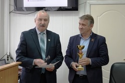 Начальник мобуправления администрации губернатора Леонид Дрозд вручил кубок чернянцам