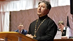 Настоятель Троицкого храма села Окуни отец Сергий призвал бережно относиться друг к другу