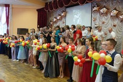 Чернянские выпускники простились со школой