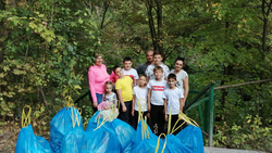 Ученики поселковой школы №1 убрали мусор на территории родника в Чернянке