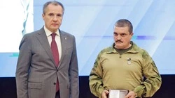 Вячеслав Гладков вручил медаль «За доблесть в рядах Белгородской самообороны» Константину Колчанову